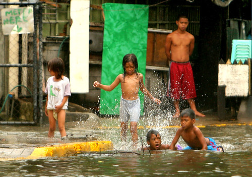  makati flood children playing street Pinoy Filipino Pilipino Buhay  people pictures photos life Philippinen  菲律宾  菲律賓  필리핀(공화국) Philippines    
