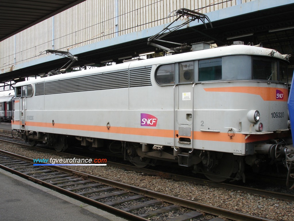 Une locomotive monotension BB 9300 (la BB 9330 SNCF) sous caténaire 1500 V continu