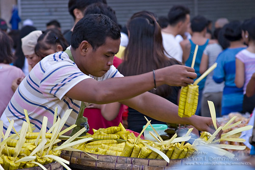 Suman street vendor in Plaza Miranda, Quiapo Church, Manila  Philippines Buhay Pinoy  Ngayon Filipino Pilipino  people pictures photos life Philippinen sticky rice snack food    
