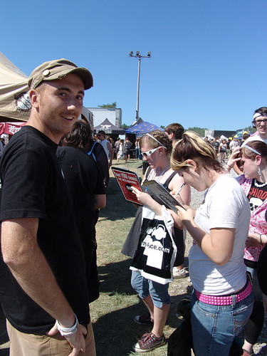Joe signs up Warped fans for ONE!