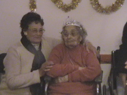 María Suarez de Reynoso junto a una de sus Hijas