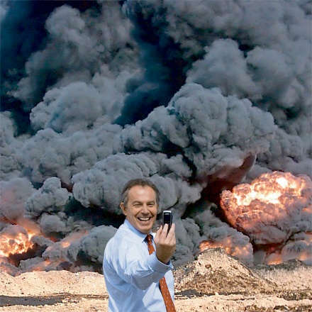 Blair haciéndose una foto en Irak, obra de Banksy