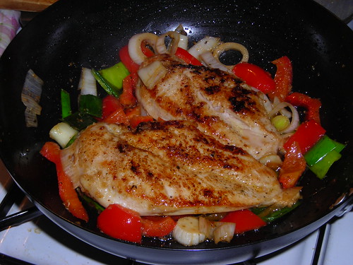 Chicken with red peppers and leeks