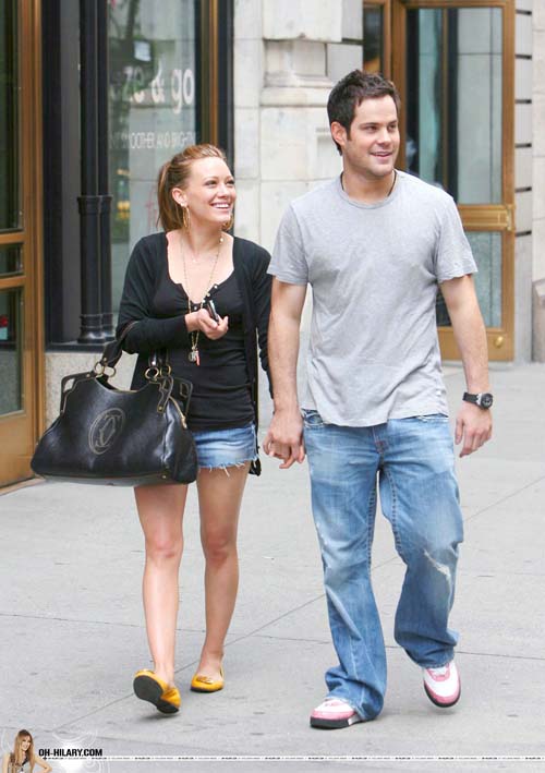 hilary-duff-mike-comrie-nyhands-04