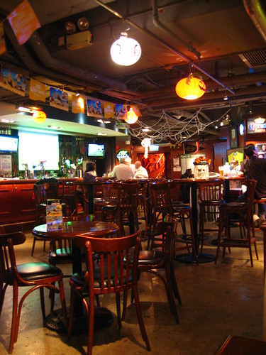 Champs Bar & Restaurant (蒲點美式酒吧), Wan Chai