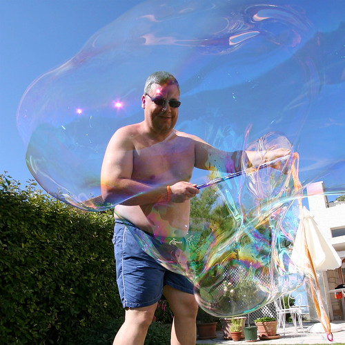 Tristan Nitot en train de faire une bulle de savon géante