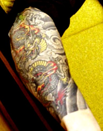 dragon tattoo Fauna lainnya yang nampang di tubuh Chris adalah Naga 