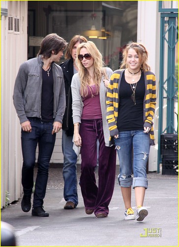 miley-cyrus-family-paty-lunch-06