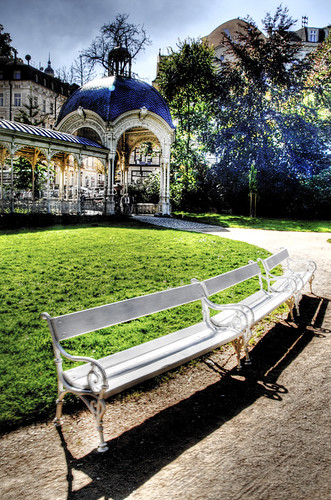 White bench. Karlovy Vary. Banco blanco