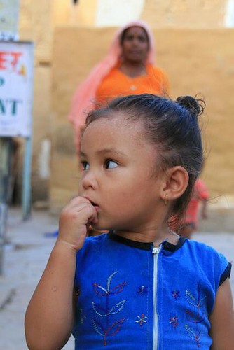 Une petite fille aux traits tibétains