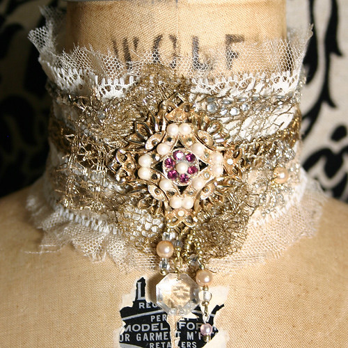 Elegant Victorian Inspired Antique Lace Choker with Rhinestone Trim and Brooch por louiseblack.