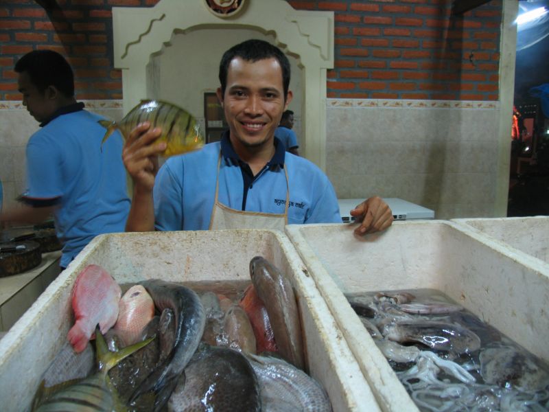 Selecting fish at Ayodya Cafe, Jimbaran