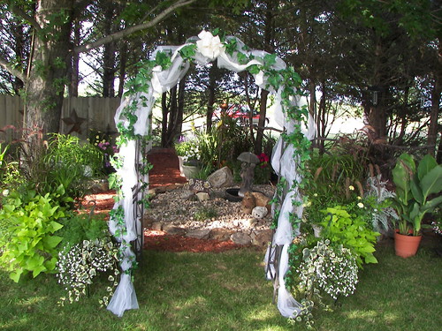 how to decorate wedding arch