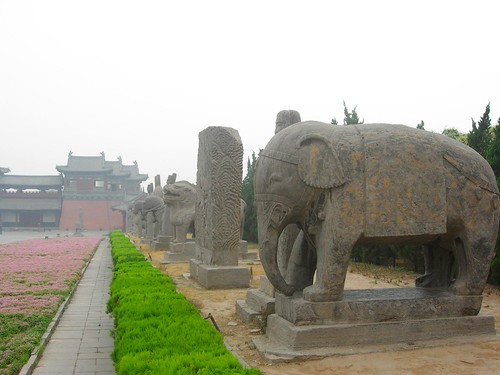 Statues along spirit path at Yongzhao ling