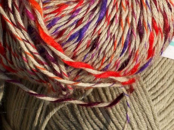 A close-up of the two yarns.