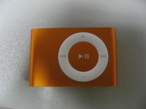 iPod Shuffle 2g Orange - the front