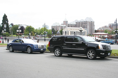 Lune des voitures les plus chères du monde (à gauche bien sûr) : Rolls-Royce Phantom Drophead Coupé