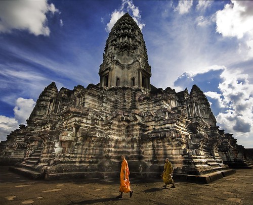 Stuck in Customs 拍攝的 Buddha Stroll Through Angkor Wat。