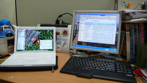 office desk: macbooks and asux NB as desktop server XD