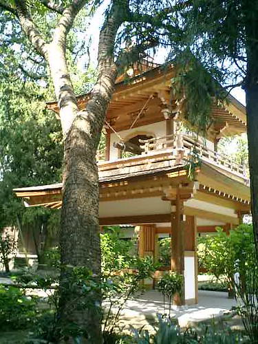 09)鎌倉市山ノ内「浄智寺」再建された鐘楼門。左側面。