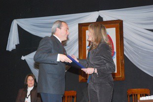 Sergio CÃ³ser, reelecto Intendente recibe su diploma, de manos de Tamara Bertone, presidenta de la Junta Electoral