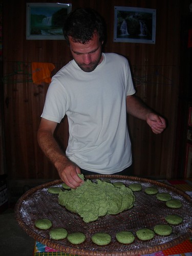 Making Chinese mugwort-flavored green sticky rice cakes