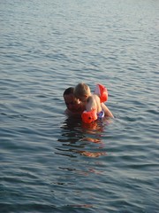 Moritz und Papa baden im Meer
