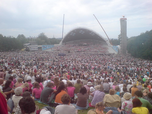 20,000 people on stage