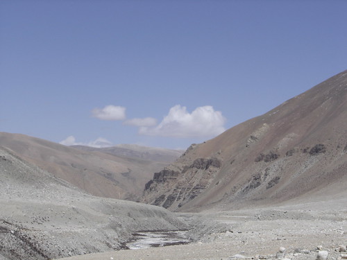 Paisaje del tibet seco desde la bici