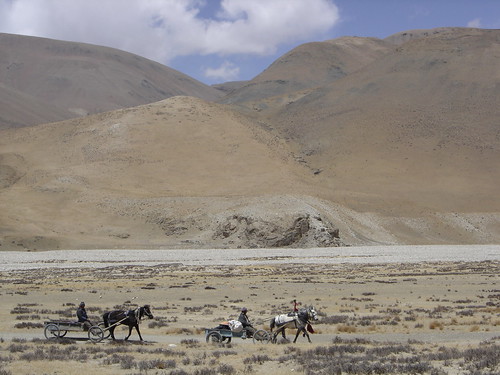 Viajeros a caballo rutas aridas tibetana
