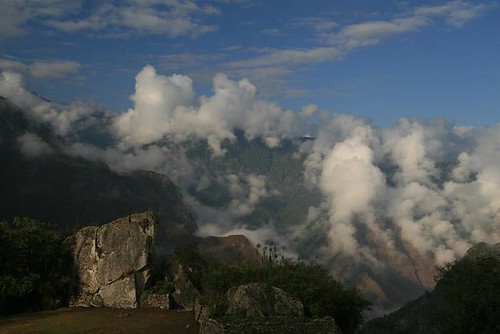 Les montagnes autour de Machu Picchu sont jonchées de nuages