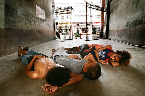  boys sleeping on the ground, trio Buhay Pinoy Philippines Filipino Pilipino  people pictures photos life Philippinen  菲律宾  菲律賓  필리핀(공화국)     