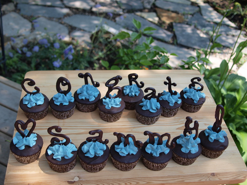 commencement cupcakes