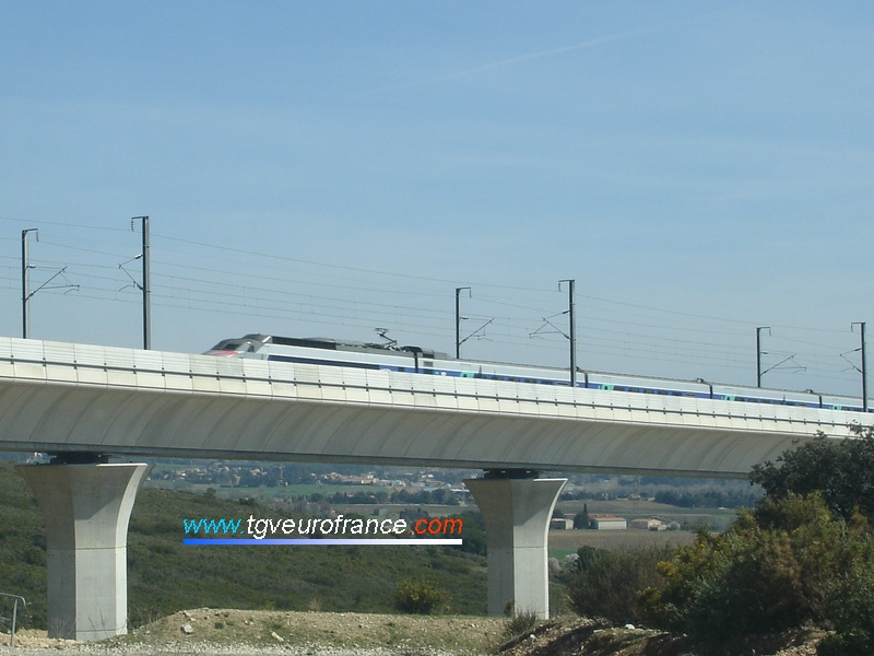 La rame TGV Sud-Est 16 avec son bandeau rouge commémorant le record du monde de vitesse de 1981 franchit le viaduc de Ventabren (Bouches-du-Rhône) le 26 mars 2006.