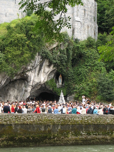 The Grotto at Lourdes por Lawrence OP.