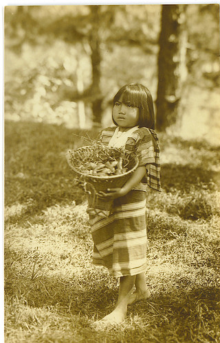 Young Igorot girl carries a food basket indigenous Philippinen  菲律宾  菲律賓  필리핀(공화국) Pinoy Filipino Pilipino Buhay  people pictures photos life  philippines, rural, igorot black and white culture 