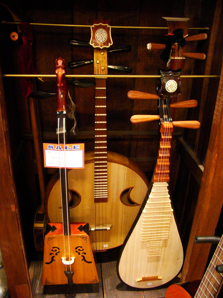 DSC03103 Clarion Music Center string instruments