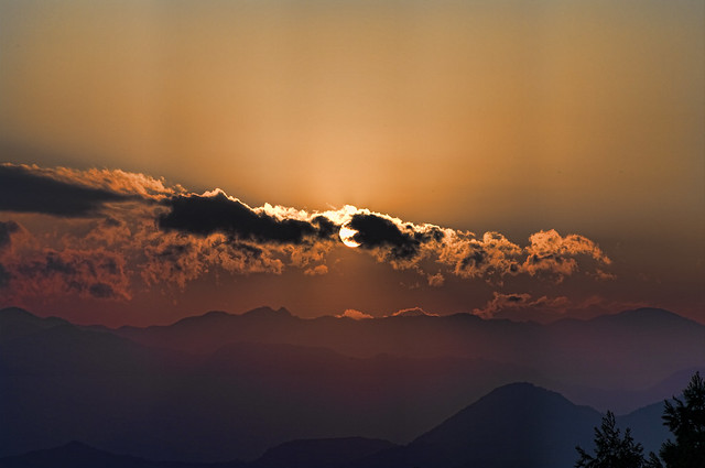 山と夕陽