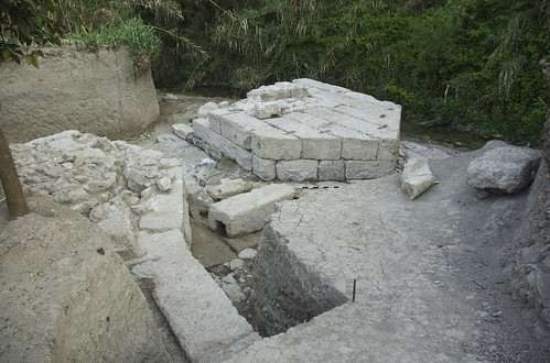 Le "pont-barrage" sur le Nahr ed-Delbé au sud du tell de Ras Shamra (fouilles Y. Calvet et B. Geyer)
