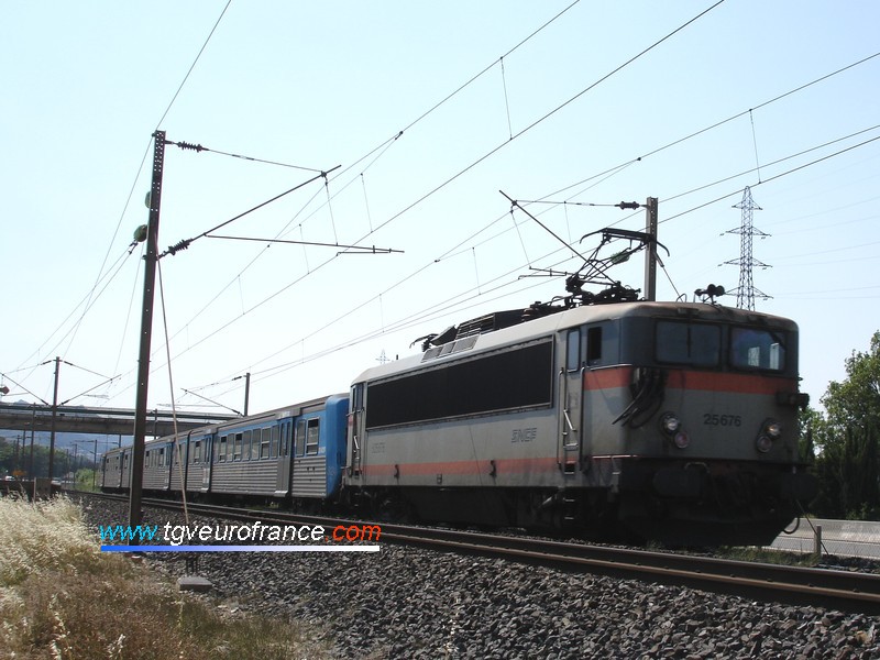 A BB 25500 large-cabin locomotive hauling a passenger train between Marseilles and Aubagne
