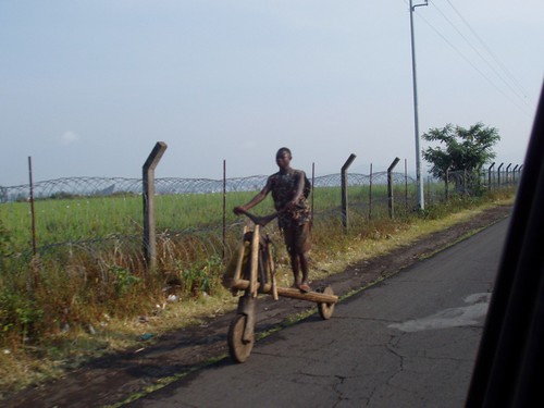 Прикол: африканец на деревянном велосипеде