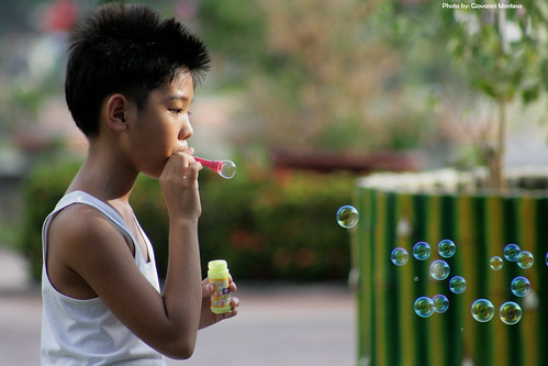 Luneta, Manila boy blowing bubbles toys  Buhay Pinoy Philippines Filipino Pilipino  people pictures photos life Philippinen  菲律宾  菲律賓  필리핀(공화국)     