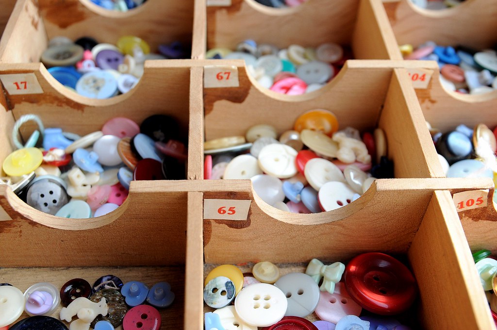 caixa antiga de botões