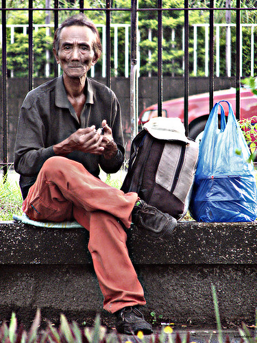 Lagoon, Bacolod City man sitting park Buhay Pinoy Philippines Filipino Pilipino  people pictures photos life Philippinen      