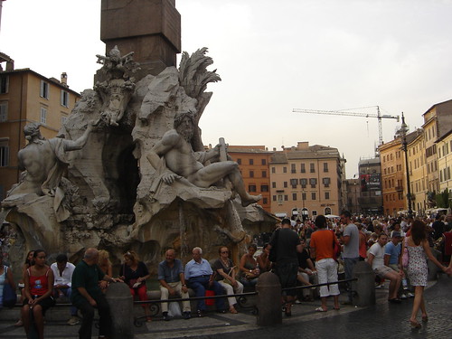 turistas en las fuentes y piazzas