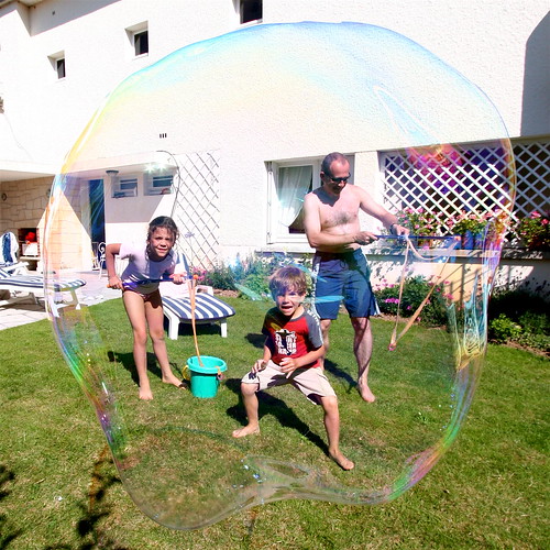 Victor, Alexis et Philippine dans une bulle géante