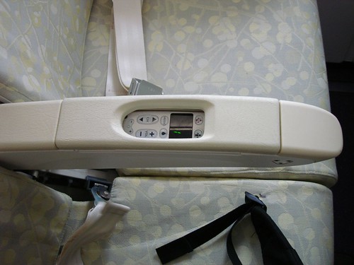 未掀起座位扶手時也能選擇頻道，調整音量及控制燈光