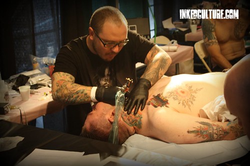 Grez from Kings Avenue Tattoo performing a knee tattoo.