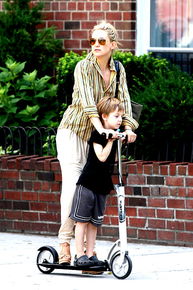 kate+hudson+rides+son+ryder+scooter+mother+x_-nsqsyth7l by celebrityfamily