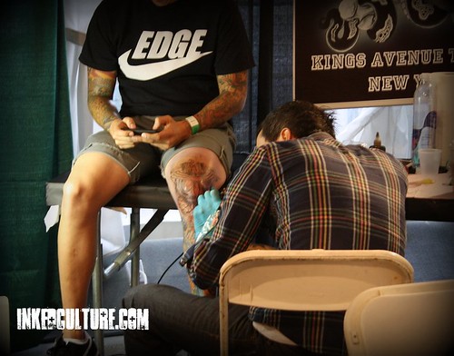 Grez from Kings Avenue Tattoo performing a knee tattoo.